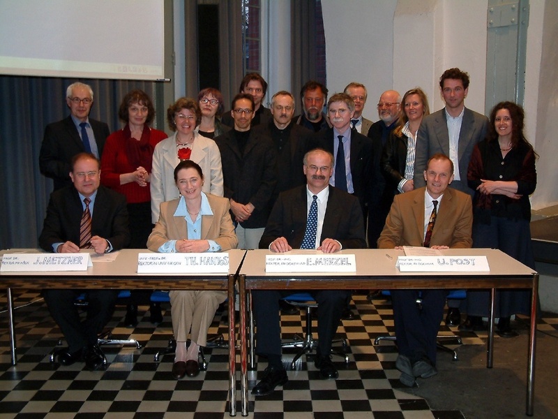 Unterzeichneten die  Absichtserklärung   (v.l.n.r.): Prof. Dr. Joachim Metzner ( FH Köln), Prof. Dr. Theodora Hantos, Universität Siegen), Prof. Dr. Eberhard Menzel, FH Dortmund, Prof. Dr. Ulrich Post, FH Bochum