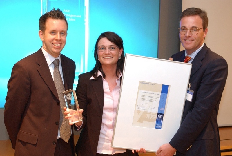 Mit Urkunde und einer Glasskulptur wurde Andrea Dahlhausen als bester Certified Credit Manager ausgezeichnet. Überreicht wurde der Preis durch Stefan Brauel (rechts) von der Allgemeinen Kreditversicherung Coface AG in Mainz.