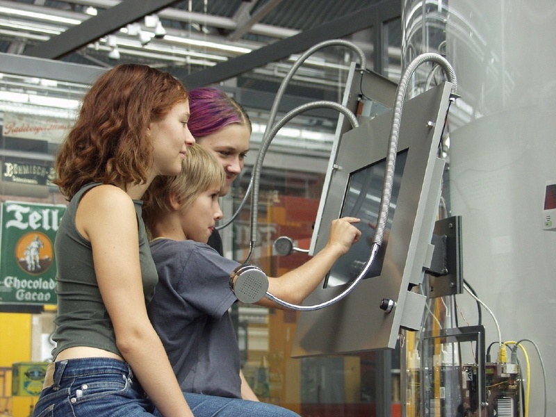 Mit dem Finger durchs Museum: Schüler informieren sich im Sächsischen Industriemuseum Chemnitz an einer Multimedia-Station über die Ausstellung. Foto: Industriemuseum/Dietmar Treupmann