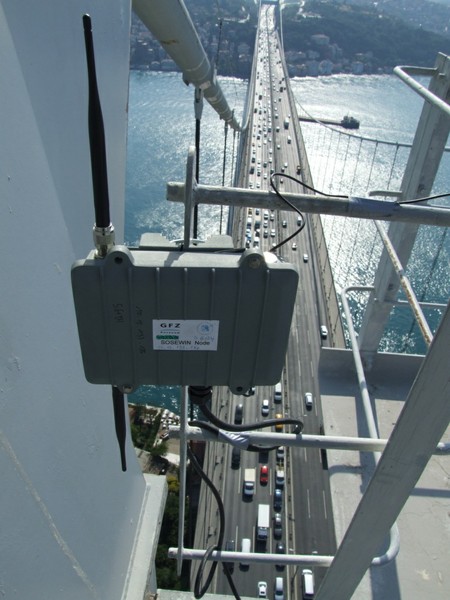 Einer der Sensorknotenpunkte, installiert auf der Fathi-Sultan-Mehmet-Brücke in Instanbul
