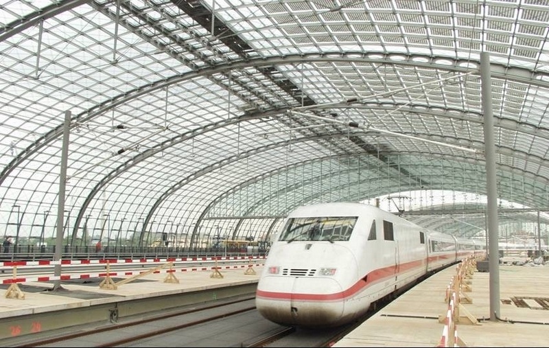 Der Lehrter Bahnhof in Berlin: mit einem seilverspannten Stahl-Glasdach
