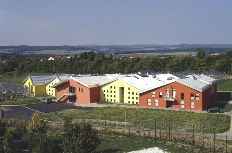 In einer Bauzeit von zweieinhalb Jahren entstanden die neuen Quartiere des DPZ: links die Tierhaltungsmodule, rechts das Forschungmodul.