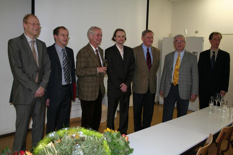 Dr. Jörg Bierlich (Mitte) und die Mitglieder der Promotionskommission (von links): Prof. Dr. Thomas Mikolajick (Vorsitzender, TU Freiberg), Prof. Dr. Hans Jürgen Seifert (TU Freiberg), Prof. Dr. Eberhard Müller (Gutachter, TU Freiberg), Prof. Dr. Falk Schirrmeister (Gutachter, FH Jena), Prof. Dr. Wolfgang Gawalek (Gutachter, IPHT Jena), Prof. Dr. Gerhard Heide (TU Freiberg)