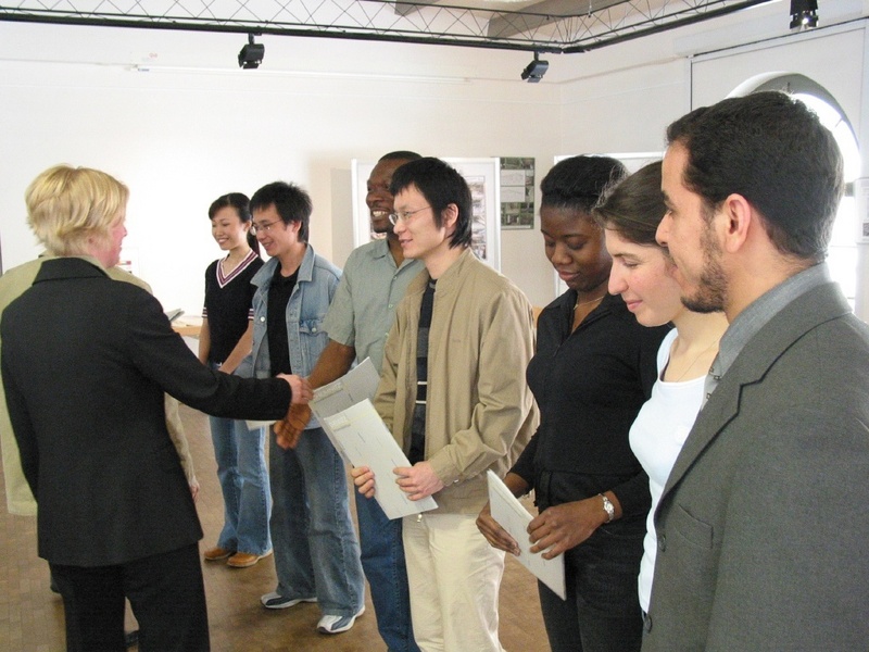 Esther Smykalla, Geschäftsführerin des Internationalen Universitätszentrums, gratuliert den ausländischen Studierenden, die für ihr gesellschaftliches Engagement im Jugendclub "Pavillon" den Chemnitzer Friedenspreis erhielten. Foto: TUC/Friebel