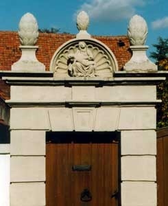 Diese mit zwei Zapfen geschmückte Eingangspforte ist im fränkischen Wiesentheid zu finden. Foto: Isolde Czygan