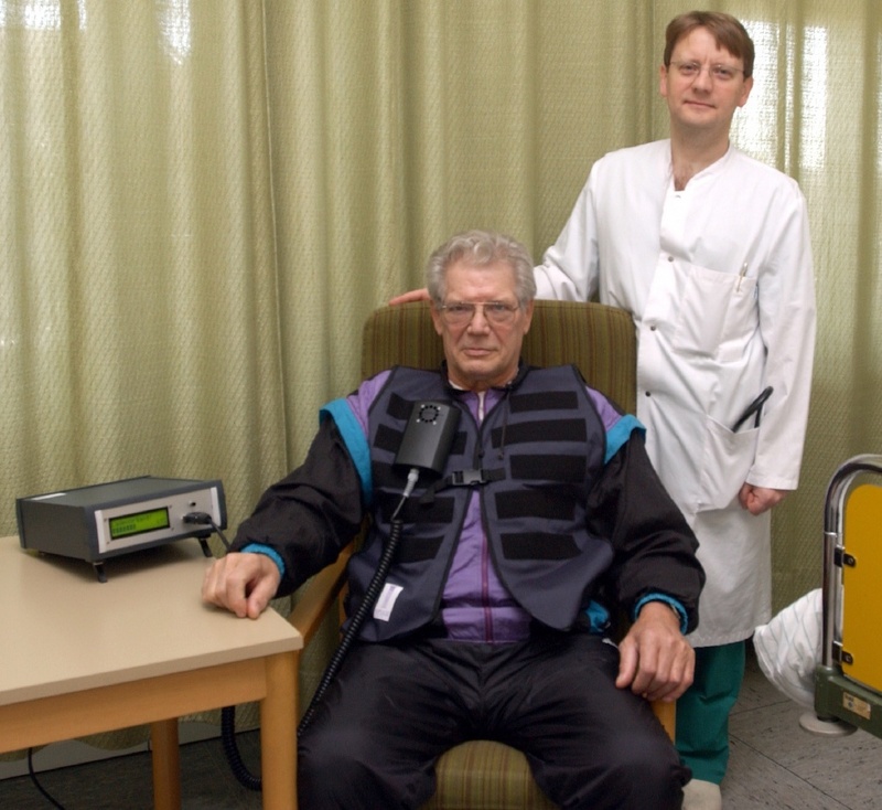 Dr. Lawo (r.) mit dem ersten Patienten, der mit dem wieder aufladbaren Herzstimulator versorgt wurde.