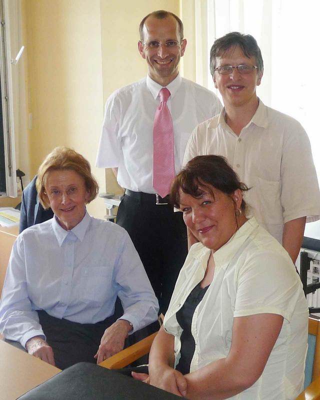 Prof. Josefa Schreiner-Hecheltjen (li.) und Birgit Kuhlen-Janßens vom TÜV Rheinland haben das Projekt der Greifswalder Schmerzmediziner Prof. Taras Usichenko (mi.) und Dr. Andreas Jülich positiv bewertet.
