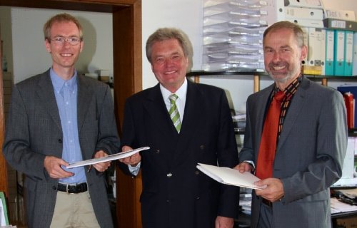 Ministerialdirektor Bernd-Udo Hahn (BMELV, Mitte) überreicht die Bewilligungsurkunden an Dr. Thomas Kinder (TEM, links) und an Prof. Dirk Selmar (TU Braunschweig, rechts) 