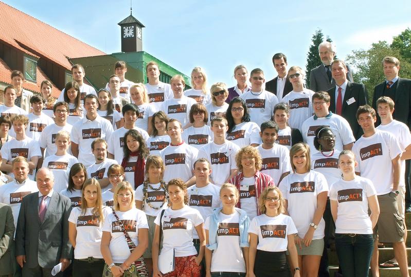 Die Change-Maker von morgen: Teilnehmer der impACT³-Summer School an der Jacobs University mit Universitätspräsident Joachim Treusch (unten links) und Thomas Holtmanns, Geschäftsführer der Vodafone Stiftung Deutschland (ganz oben, rechts) sowie Sozialunternehmer und Jurymitglied Markus Seidel (letzte Reihe, 2. von rechts)