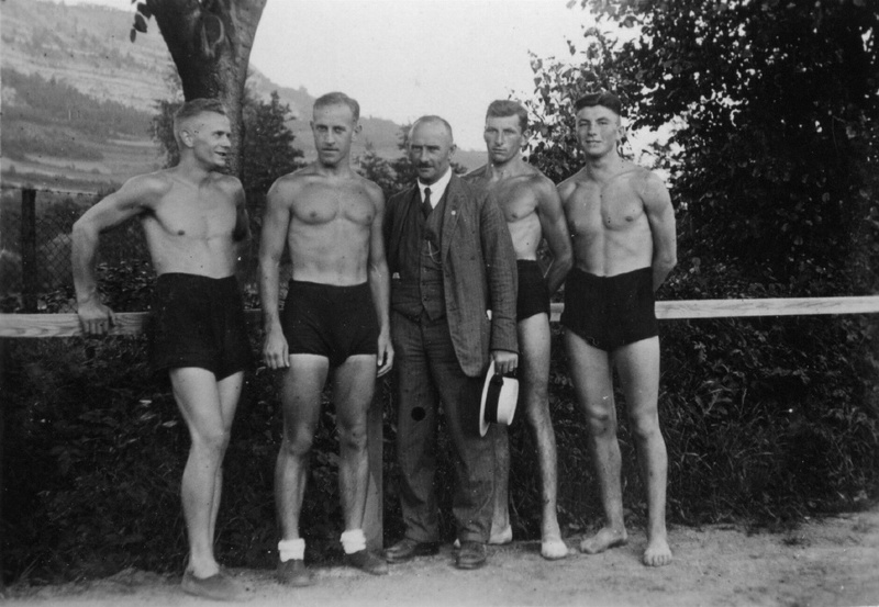 Hermann Eitel 1926 im Kreise seiner Hilfsassistenten - links von ihm der bekannte Hochspringer und Teilnehmer an der Olympiade 1928 Fritz Huhn. (Foto: USV-Archiv)
