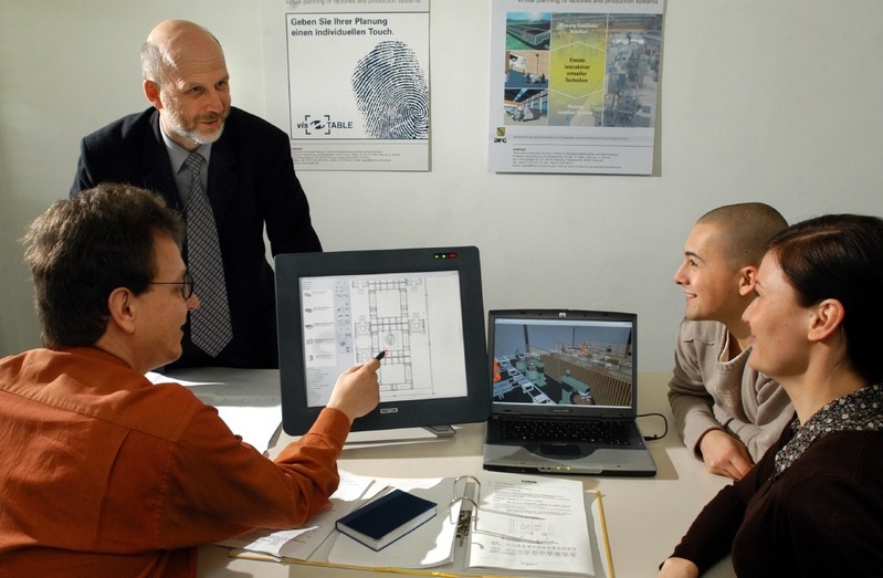 Prof. Dr. Egon Müller, Inhaber der Professur Fabrikplanung und Fabrikbetrieb der TU Chemnitz, und sein Team  bei der Arbeit am mobilen Planungssystem "visTable" (Foto: TU Chemnitz/Uwe Meinhold).