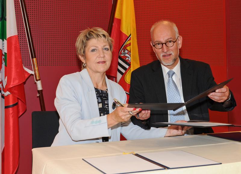 Kooperation vereinbart: Oberbürgermeisterin Dagmar Mühlenfeld und Rektor Prof. Elmar Weiler