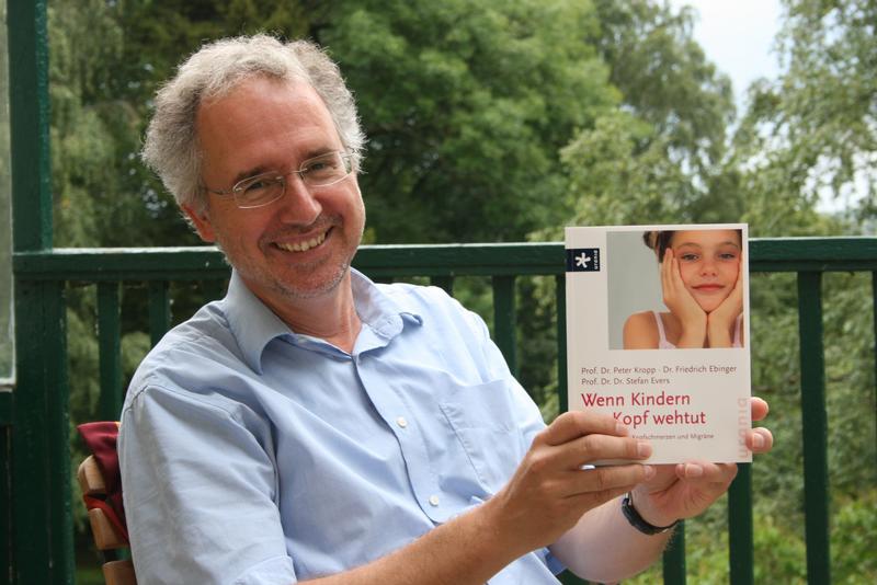 Professor Dr. Peter Kropp mit einem Exemplar seines Buches