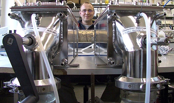 Dr. Udo Hölker mit zwei Schneckenbioreaktoren, die den Pilz-Enzym-Mix mit der genau passenden Geschwindigkeit in die Biogas-Anlage befördern. Weitere Bilder gibt's unter http://www.uni-bonn.de >> Aktuelles >> Presseinformationen.