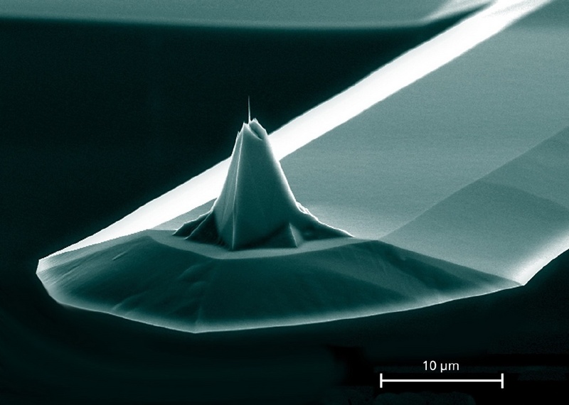 Im elektronenmikroskopischen Bild wäre ein menschliches Haar (Durchmesser rund 100 Mikrometer) etwa eintausendmal dicker als die feine Struktur auf der Spitze der Nadel. © NanoWorld
