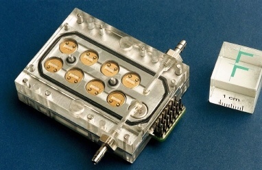 Der miniaturisierte Sensorkopf von SAGAS: 8 einzeln auswechselbare SAW-Sensoren können in ihrer Empfindlichkeit für unterschiedliche Gase konfiguriert werden.