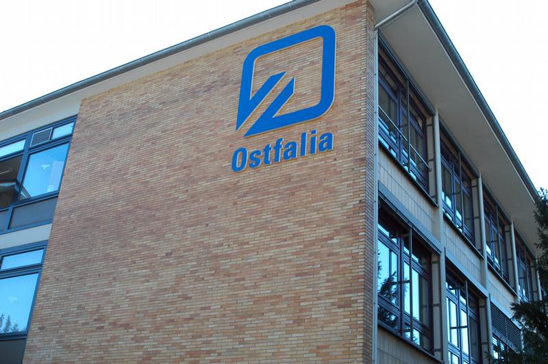 Das stilistisch überarbeitete Logo am Hauptgebäude der Ostfalia ist in Wolfenbüttel weit zu sehen.