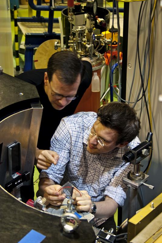 Bastian Klemke und Jonathan Morris am Experimentierplatz E2 des Berliner Forschungsreaktors am HZB (Flat-Cone Single Crystal Diffractometer).