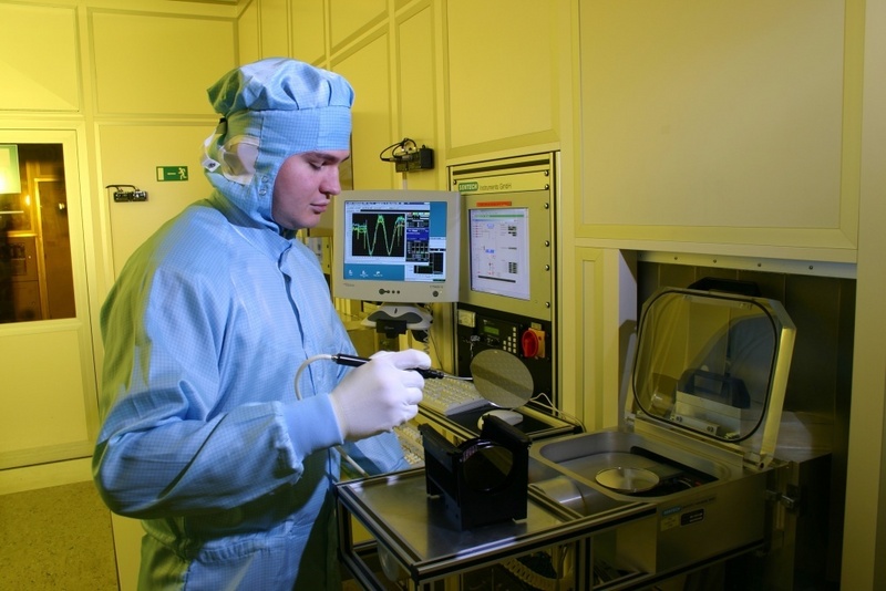 Mikrotechnologe beim Beschicken eines Reaktors für die trockenchemische Halbleiterätzung. Foto: FBH/schurian.com