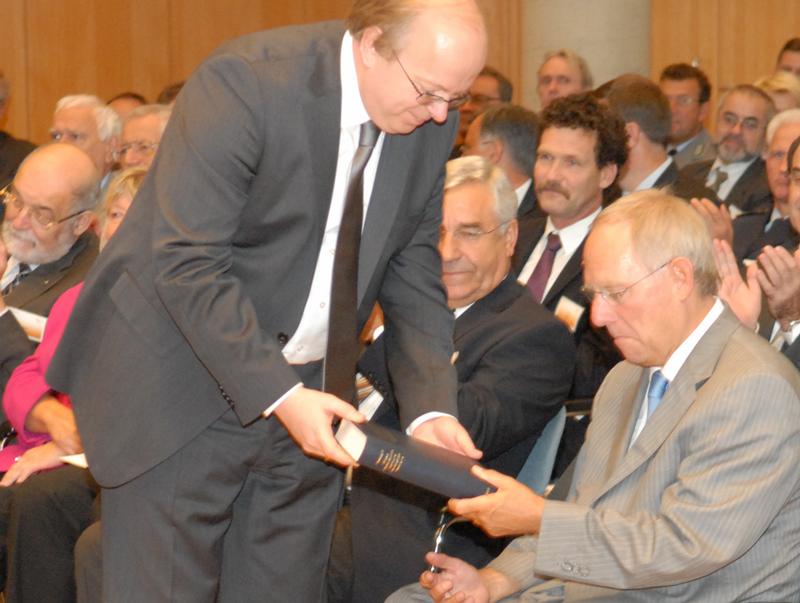 Präsident  Bönders übergibt die Festschrift an Bundesminister Schäuble (v.l.)