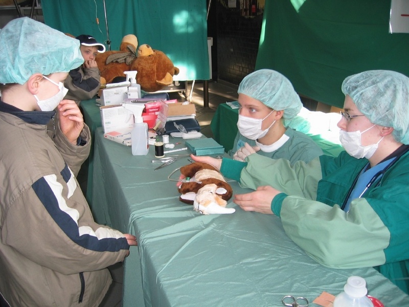 Medizinstudenten der MHH untersuchen als Teddybär-Doktoren die Kuscheltiere der Kinder.