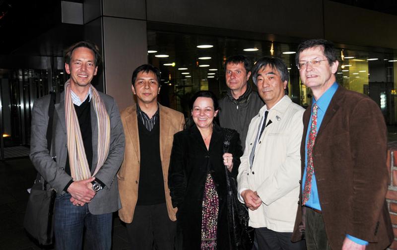 v.l.n.r.  Prof. Michael Götte, Rektorin Cristina Salerno, Prof. Ulrich Schendzielorz und Prof. Peter Stebbing von der HfG Schwäbisch Gmünd nach erfolgreichem Kooperationsabschluss mit Vertretern der Tokyo Zokei University: Prof. Toshiro Tamada (2. von links) und Prof. Fumi Masuda (2. von rechts).