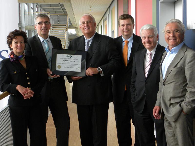 Frau Sabine Knabe-Vieler (FIABCI Vorstand), Herr Leuchtmann (Kanzler der EBZ Business School), Herr Hans-Ulrich Berendes (Präsident FIABCI-Deutschland), Herr Carl-Christian Franzen (Vorstand), Herr Eberhard Rick (Schatzmeister) und Herr Helmut Schiedermair (BFW Bundesverband, kooptierter FIABCI Vorstand)