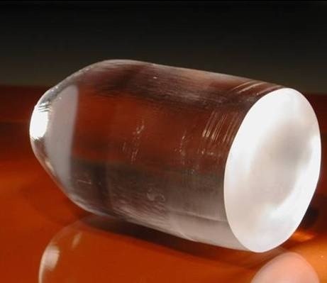 Dieser Lithiumaluminat-Kristall wurde am Berliner Institut für Kristallzüchtung hergestellt. Sein Durchmesser beträgt zwei Zoll. Foto: IKZ