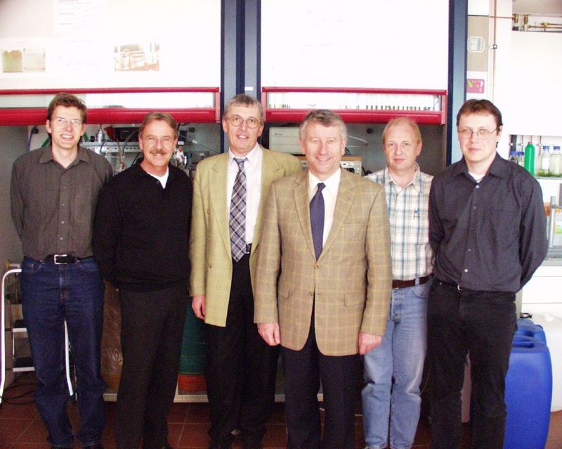 Forschen gemeinsam für die Trinkwassergewinnung in der 3. Welt: (v.l.) Michael Licht, FH, Bernd Seybold von der Fa. Seybold, Projektleiter Prof. Dr. Dieter Ihrig, Rektor Prof. Dr. Michael Teusner, Martin Poschmann, FH und Markus Zier, FH