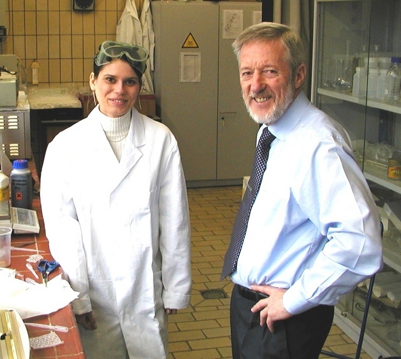 Diana Hartz mit Prof. Dr. Ing. Gerhard Ziegmann im Laborbereich des Institutes für Polymerwerkstoffe und Kunststofftechnik der TU Clausthal. Foto: Michael Bosse.